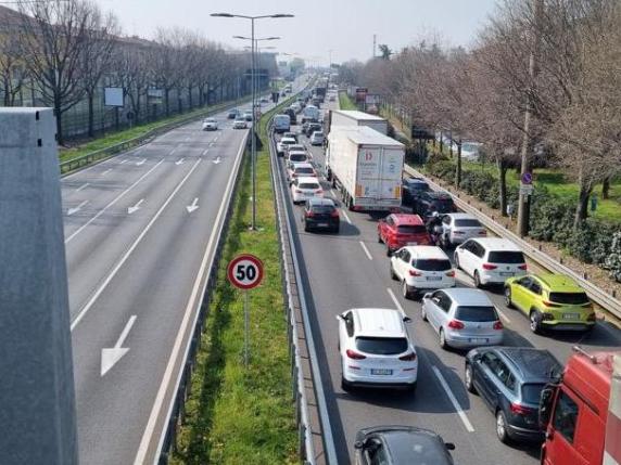 Traffico a Bergamo, quei cento metri di cantiere che paralizzano il traffico: code dalla Fiera alla Grumellina