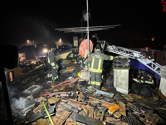 Arzago d'Adda: tetto in fiamme, due famiglie fuori casa