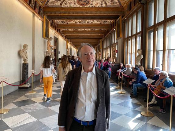Firenze, Ian McEwan con la moglie alla Galleria degli Uffizi