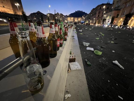 Italia-Inghilterra a Napoli, prima della partita solo festa e fiumi di birra. Ma piazza Municipio diventa una discarica
