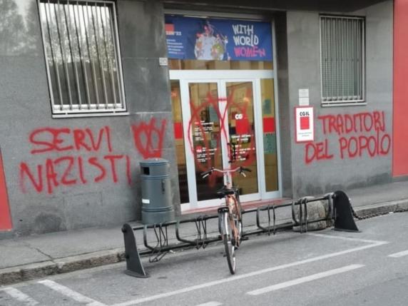 «Servi nazisti», imbrattata con scritte no-vax la sede della Cgil Brescia