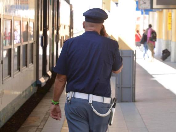 Milano, la ragazza violentata in treno: «C'era un altro passeggero, che quando ha capito la situazione se ne è andato»