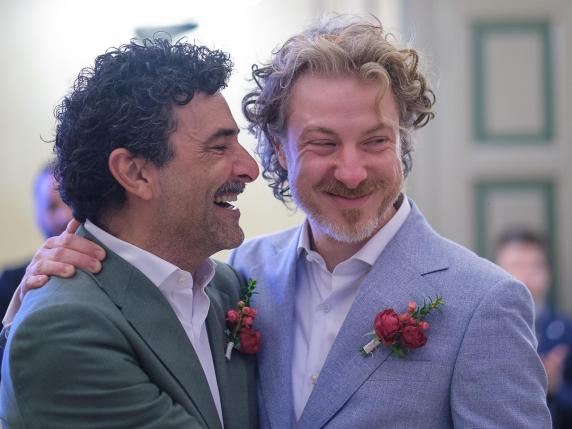 Bergamo, le nozze del cantante Riki Cellini con il compagno Luca: «L'amore non deve essere invisibile»