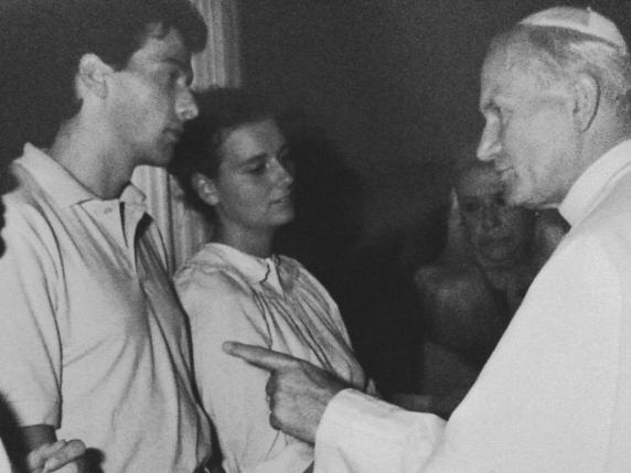 Emanuela Orlandi, il fratello Pietro e papa Wojtyla: dalla devozione di 40 anni fa alle accuse più recenti