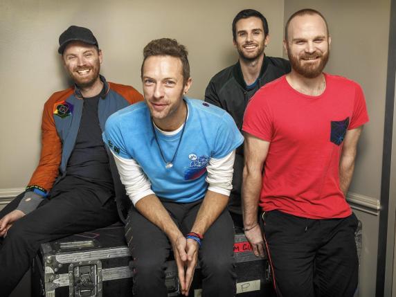L'omaggio dei Coldplay: «Napoli campione, non vediamo l'ora di suonare da voi»