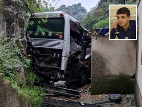 Ravello, bus precipita nel vuoto: volo di 20 metri, morto l'autista che era solo a bordo