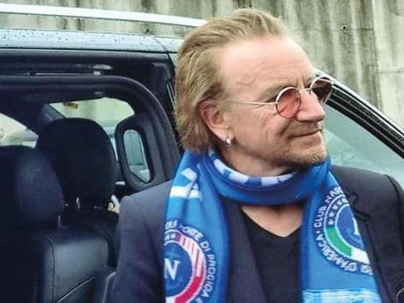 Bono Vox arriva a Napoli e indossa la sciarpa dei campioni d'Italia