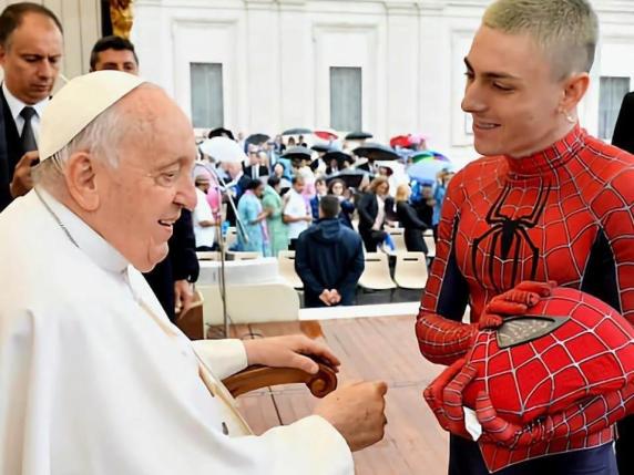 Francesco Pio, lo Spider Man che porta il sorriso negli ospedali incontra il Papa. «Grazie, adesso sono più forte»