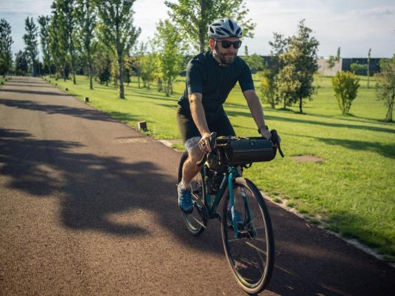 Padova, 2.500 chilometri con la bici in mezza Europa per andare a trovare i suoi ex alunni