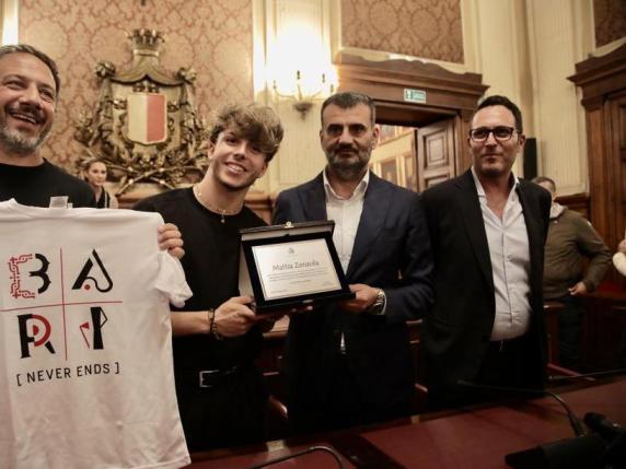 Mattia Zenzola, il vincitore di «Amici» premiato al Comune «Bari è importante, è la mia terra, la mia città e la squadra del mio cuore»