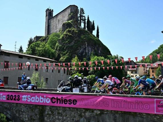 Il Giro d'Italia tra Valsabbia e Garda, la festa rosa: a Brescia vince la passione