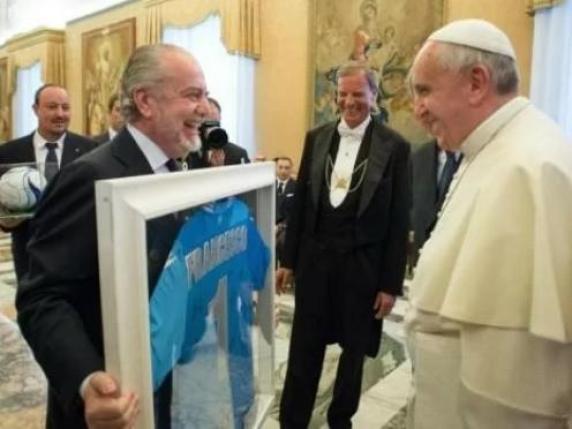 De Laurentiis dona al Papa maglia del Napoli col numero 10