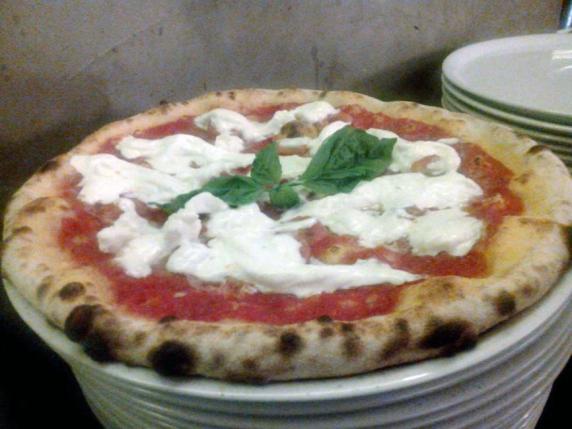 Pizza al tavolo, la più economica d'Italia è Bari. «Si paga dai 7 ai 12 euro». Le più care? Macerata, Venezia e Milano