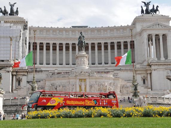 Roma, la giunta farà il bando per i bus turistici a due piani