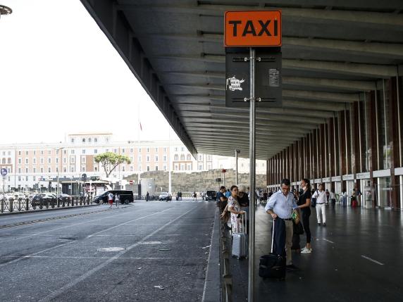 Taxi alla stazione Termini introvabili, nel pomeriggio centinaia di clienti in attesa: «Ma c'è sciopero?», «Ecco, siamo a Roma»