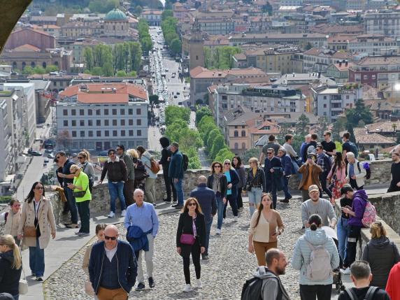 Bergamo, aumenta il tetto massimo della tassa di soggiorno. Esenzioni per gli ostelli della gioventù