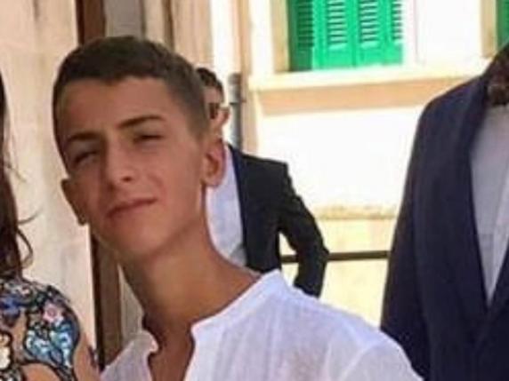 Bari, incidente tra Binetto e Bitetto: auto finisce contro un albero, muore 17enne. Arrestato per omicidio stradale il giovane alla guida