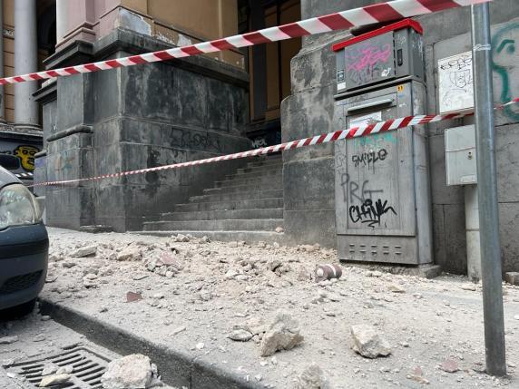 Crolla un cornicione esterno della Galleria Principe di Napoli, paura in strada ma nessun ferito