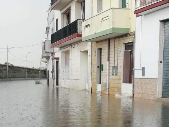 Ondata di maltempo sulla Puglia: a Cupertino fulmine sul palazzo del Comune, allagato l'ospedale di Lucera