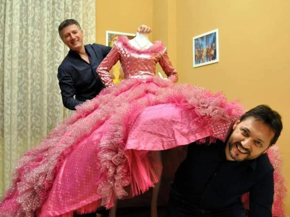 Gli abiti di scena di Raffaella Carrà in viaggio da Salerno a Lucca per la mostra «Com'è bello far la moda»