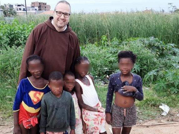 Fra Luca e la fattoria per gli orfani del Mozambico: il progetto «romano» prosegue: «Ma servono aiuti»
