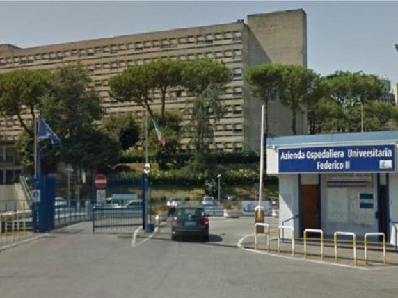 Napoli, soccorsi in ritardo: muore d'infarto nel parco del Policlinico. L'ambulanza arrivata dal Cardarelli