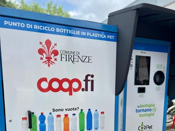 Firenze, alla Coop Gavinana arriva l'ecocompattatore per le bottiglie di plastica 
