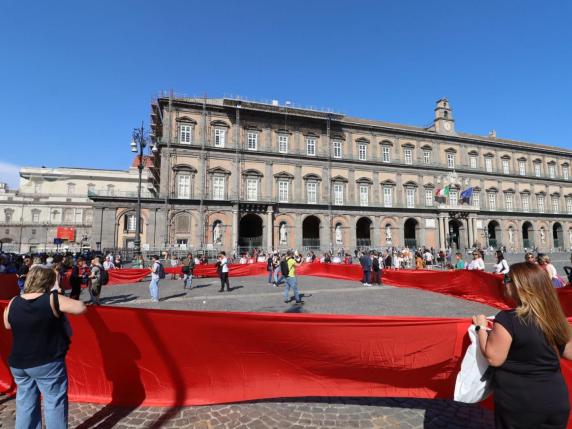 Per Giulia Tramontano un enorme drappo rosso al Plebiscito di Napoli