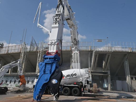 I lavori allo stadio di Bergamo: il Jumbo escavatore da 350 tonnellate
