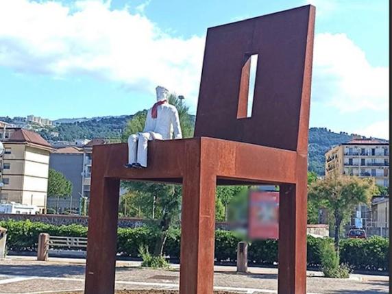 A Salerno sulla sedia del gigante si è seduto un nano