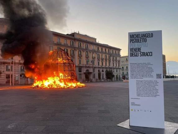 Napoli, in fiamme la Venere degli stracci: distrutta all'alba l'opera d'arte di Michelangelo Pistoletto