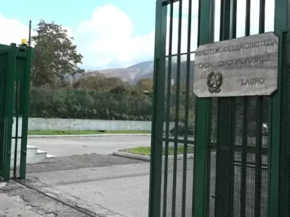 Avellino, detenuta tenta suicidio con la candeggina: è grave