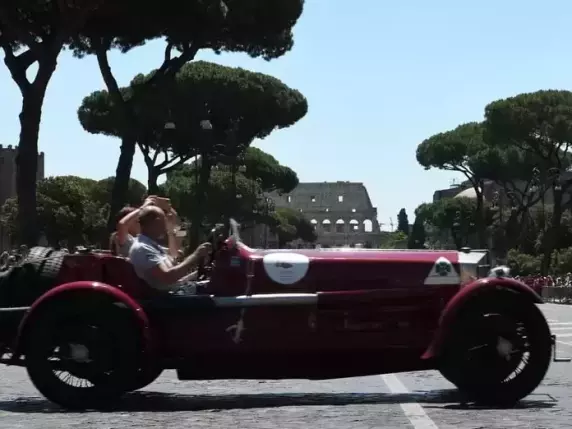 Roma, si scaldano i motori per la seconda edizione del «Grand Prix Storico»: in pista le auto d'epoca da record