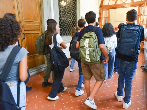 Primo giorno di scuola in Toscana, tra tagli del nastro e proteste: «Mancano docenti e personale Ata»