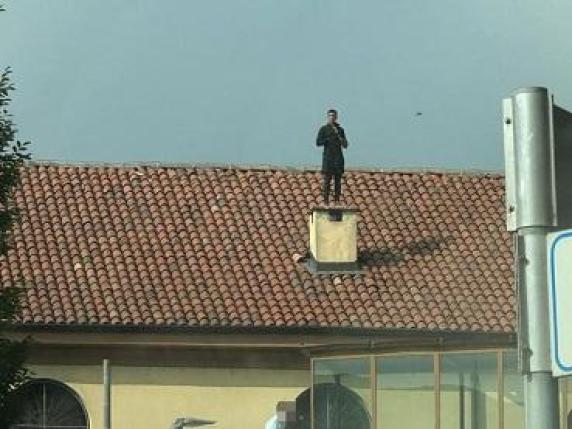 Carcere di Alessandria, detenuto sale sul tetto per protesta