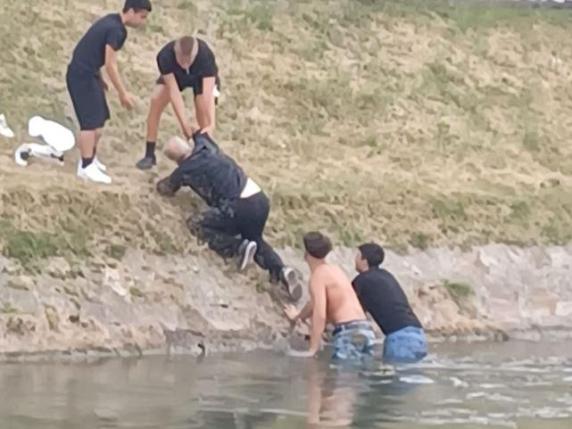 Anziano finisce nelle acque del fiume Brenta: lo salvano due ragazzi: «Ci siamo tuffati, gli altri scattavano foto col cellulare»
