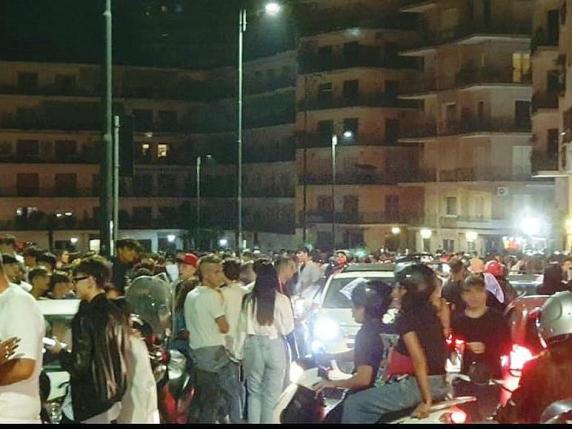 Duemila giovani in via Falcone Ogni giovedì sera è caos movida 
