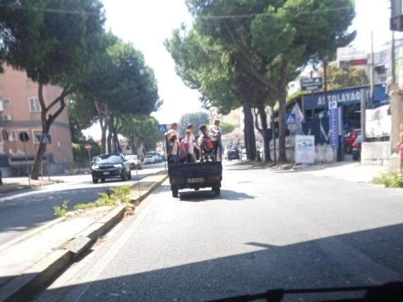 Napoli, Apecar trasformato in scuolabus: nel quartiere Soccavo bimbi all'impiedi nel cassone e senza protezioni