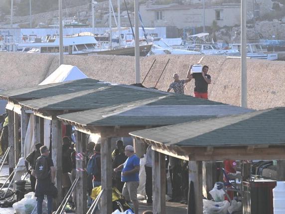 Migranti a Lampedusa, neonato morto su un barchino: il parto durante la traversata