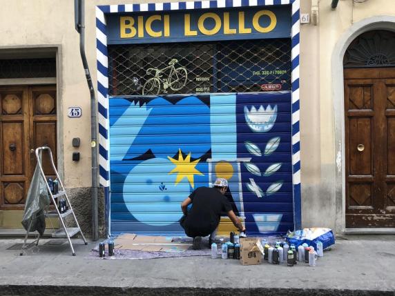 Firenze, in via Palazzuolo saracinesche colorate contro il degrado