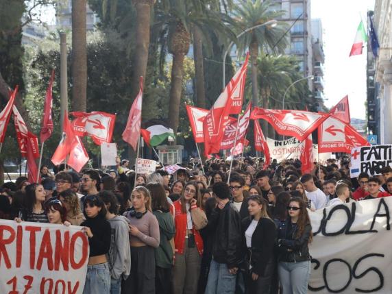 Sciopero, Più Di 2.500 Persone In Piazza Massari. Cgil E Uil: «Il ...