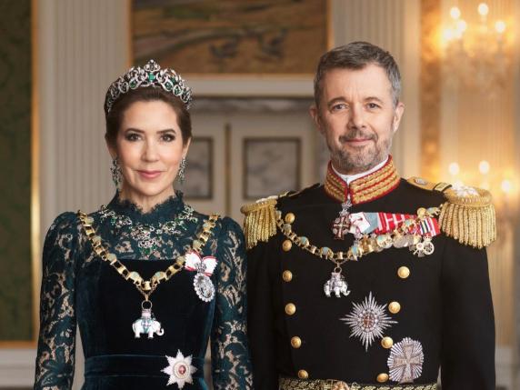 Primo ritratto dei reali di Danimarca, e la regina Mary sceglie gli smeraldi prediletti da Margrethe