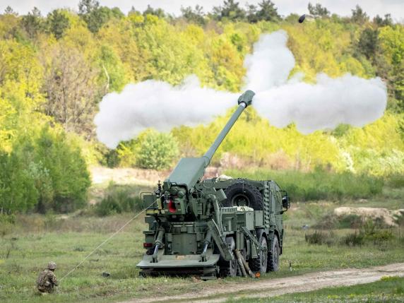 Soldiers trigger a Bohdana artillery system, which is produced in Ukraine, winessed by Denmark's Foreign Minister and Defence Minister (not in picture) as part of his visit to Lviv on April 27, 2024. Denmark's government said on April 25, 2024 it was adding 4.4 billion kroner ($630 million) for military aid to its Ukraine aid fund as Kyiv pleads Western allies for more support against Russia's invasion. (Photo by Mads Claus Rasmussen / Ritzau Scanpix / AFP) / Denmark OUT