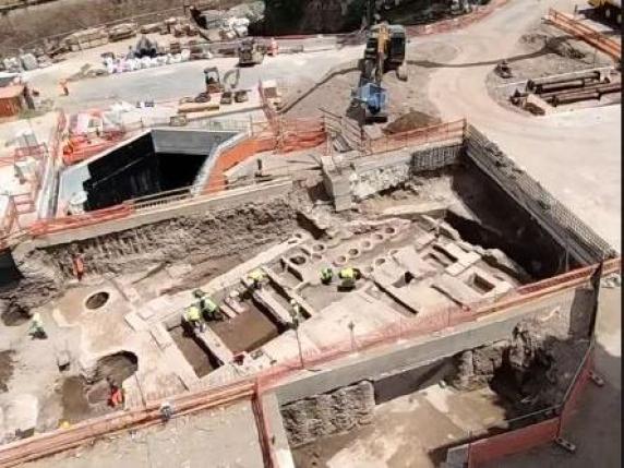 Le scoperte archeologiche nel cantiere di Piazza Pia. Il Ministero: «Per spostare i reperti serviranno mesi»