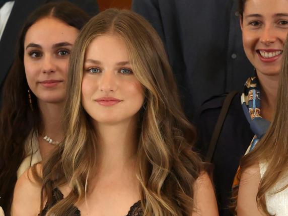 Spanish Crown Princess of Asturias Leonor poses with youth as she visits the Royal Collections Gallery in Madrid on June 19, 2024 during the commemorations marking the 10th anniversary of the proclamation of Spain's King Felipe VI. (Photo by Pierre-Philippe MARCOU / POOL / AFP)