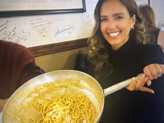 Jessica Alba A Roma In Trattoria Entusiasta Della «cacio E Pepe»: Con 