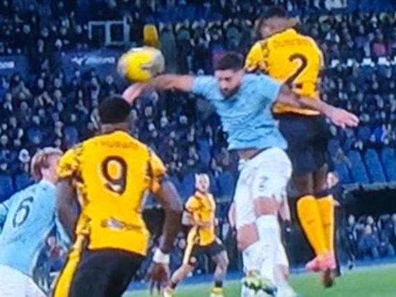 Rigore per fallo di mano di Gigot in Lazio-Inter e gol di De Vrij annullato: polemiche, cos'è successo