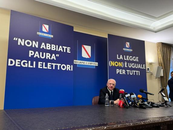 Terzo mandato, De Luca attacca il governo: «Decisione contra personam, Meloni ha paura di me. Vado avanti»