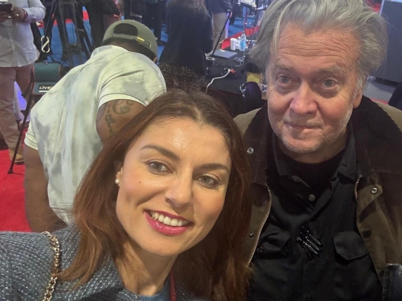 Susanna Ceccardi e gli show social: l'Europa modello Milei, i selfie, la difesa geometrica del saluto romano di Steve Bannon