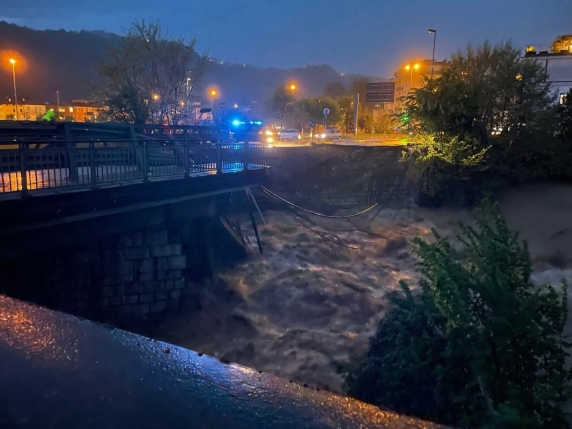 Maltempo in Veneto, tetti scoperchiati e alberi caduti. A Vicenza crolla un ponte, a Venezia si alza il Mose. Neve sulle Dolomiti